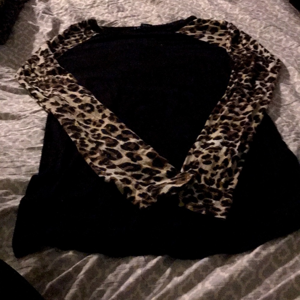 Long sleeve w/ cheetah print on the sleeve